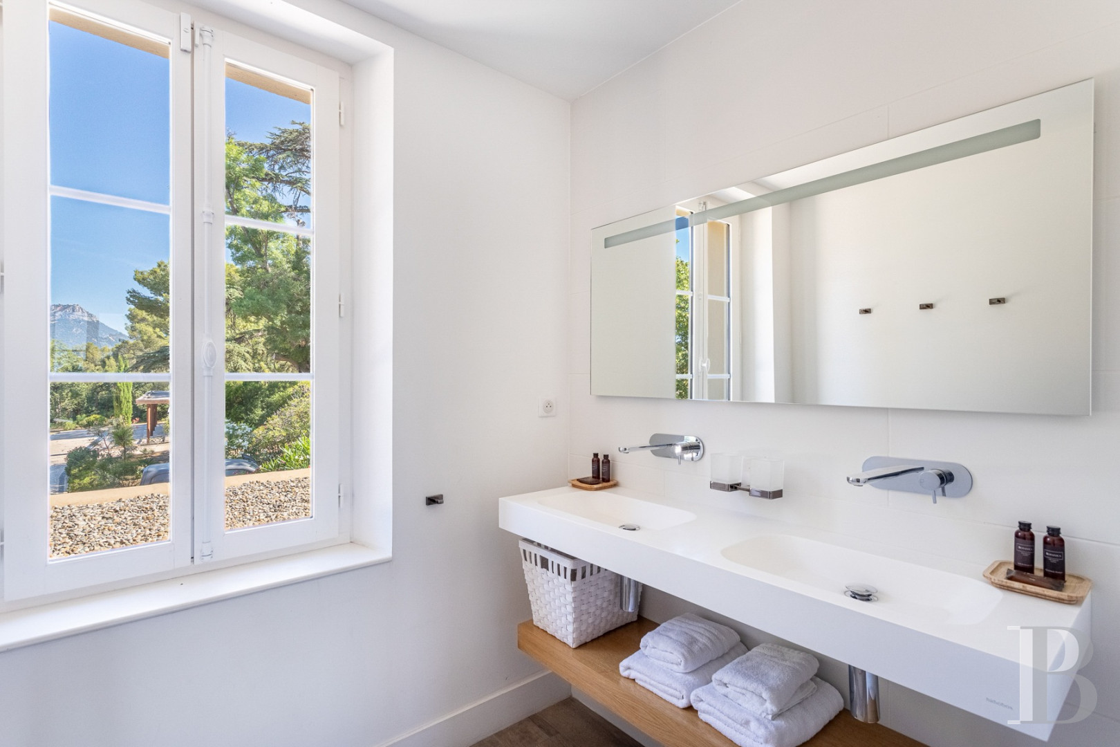 A renovated farmhouse surrounded by extensive grounds leading down to the sea, between Toulon and Hyères on the Var coast - photo  n°18